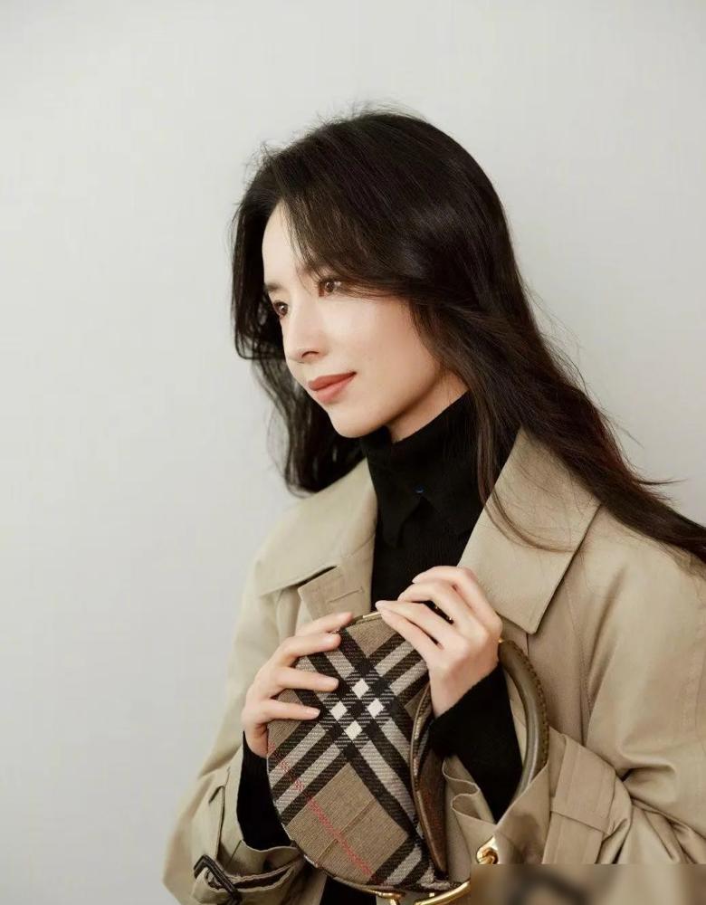 当所有主播都在直播间疯狂嘶吼321上链接时，董洁只凭一身卡其色风衣和几句碎碎念，