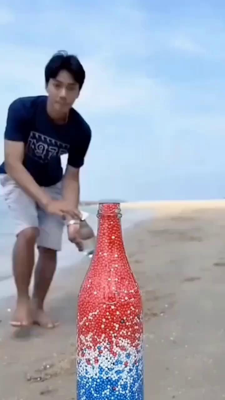 家人们看看倒流，下边这瓶全是颗粒，小伙让它全部上上面这瓶的，你看他是怎么做到的。