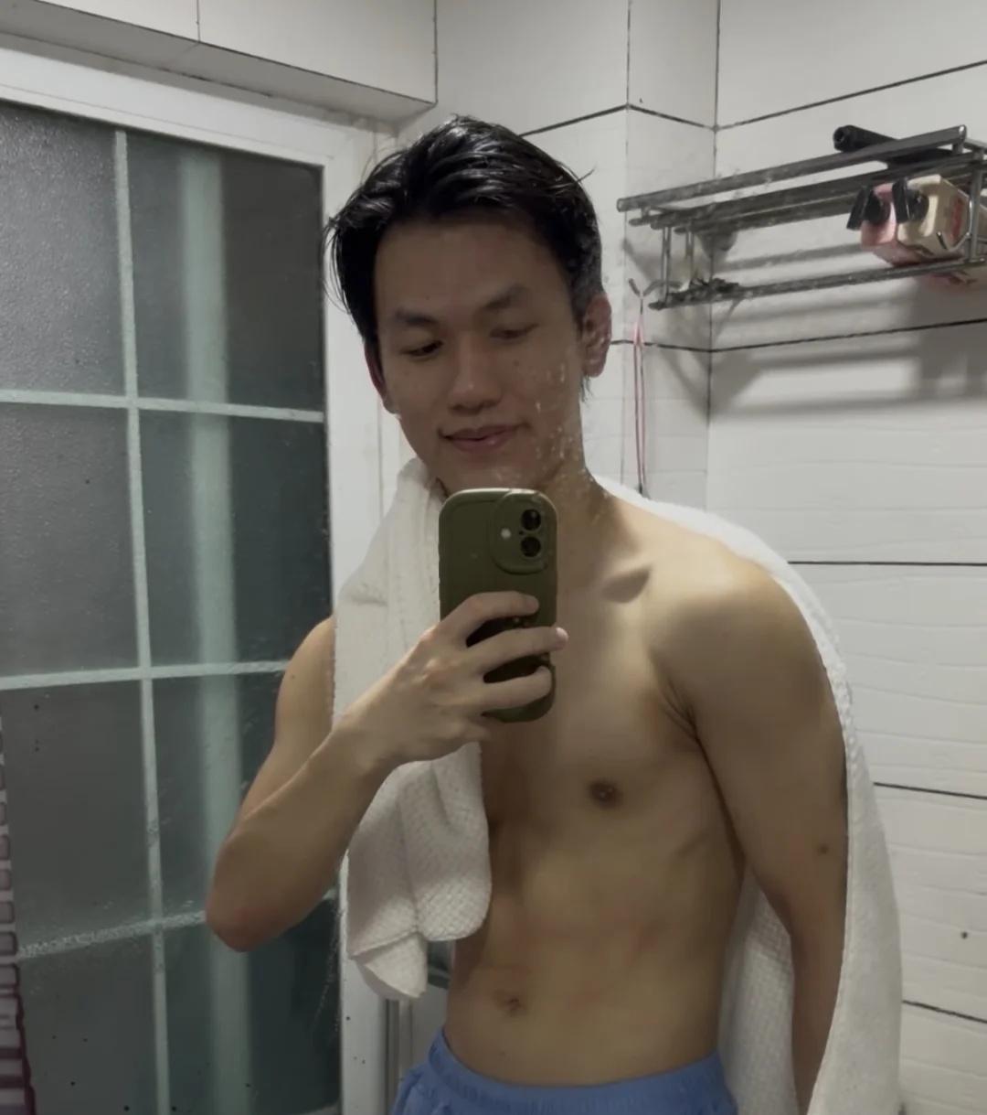 浴室镜子｜搭配浴巾是真的好好出片
肌肉 毫无锻炼痕迹 要做一个有胸肌的男人 健身