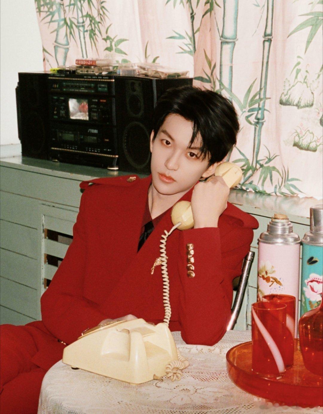 黄子弘凡春晚后台自信状态，引发网友热议！黄子弘凡老式小孩看春晚春晚节目单有黄子弘