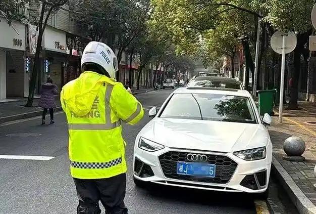 辅警对违章停放车辆贴违停告知单，并拍照取证。

有违停车主想逃避处罚，认为辅警没