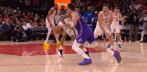 这就是联盟第一超巨的实力……
这个球贾巴里史密斯已经竭尽全力去防了。但可惜他的对