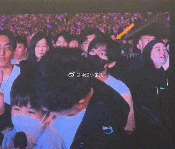 林志颖一家去到周杰伦演唱会，被杰伦cue，15岁的Kimi坐在爸爸身后，正脸出镜