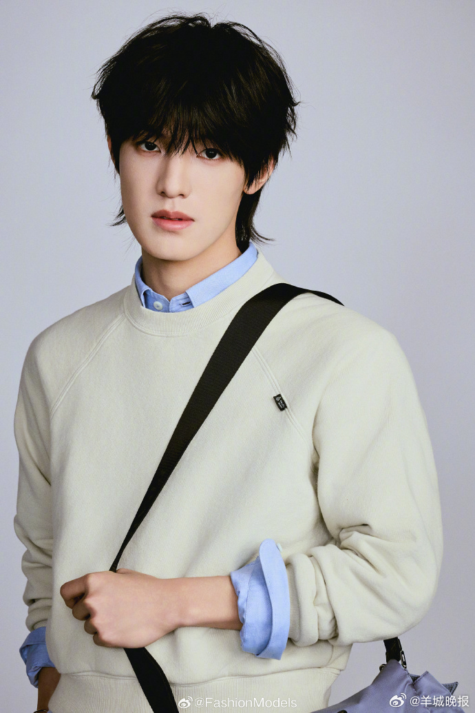 【登陆少年组合快闪活动出图，你最喜欢谁的新look？】3月26日，TOP登陆少年