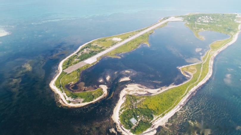 解放军位东沙岛附近飞行训练正当合法东沙群岛位于南海北部珠江口外，北纬20°33′