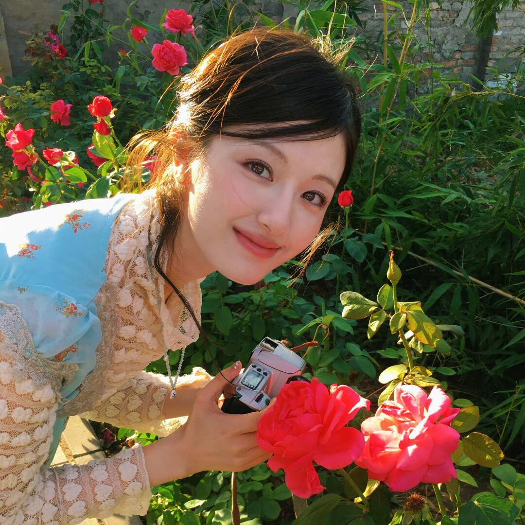 头像分享 明媚少女-李兰迪 她的长相大气又不失可爱 让人一眼就爱上 她的颜值和实