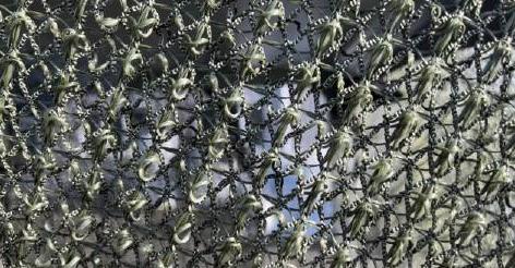 乌克兰无人机在战场上空肆意穿梭的局面，正在被一种意想不到的方式收场——不是什么高