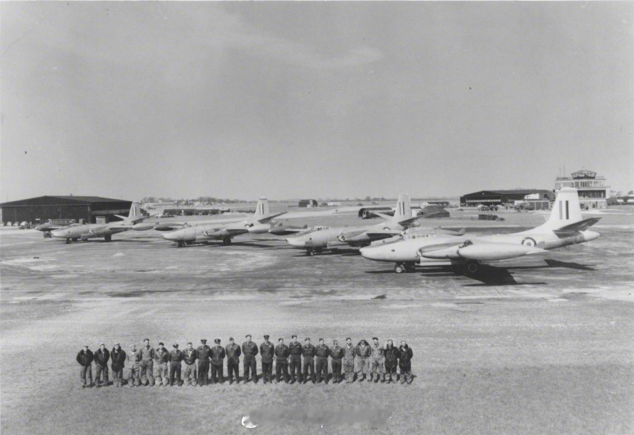 照片中的历史烽火问鼎计划 英国和美国飞行员在英国空军斯库尔托普空军基地驾驶挂有英