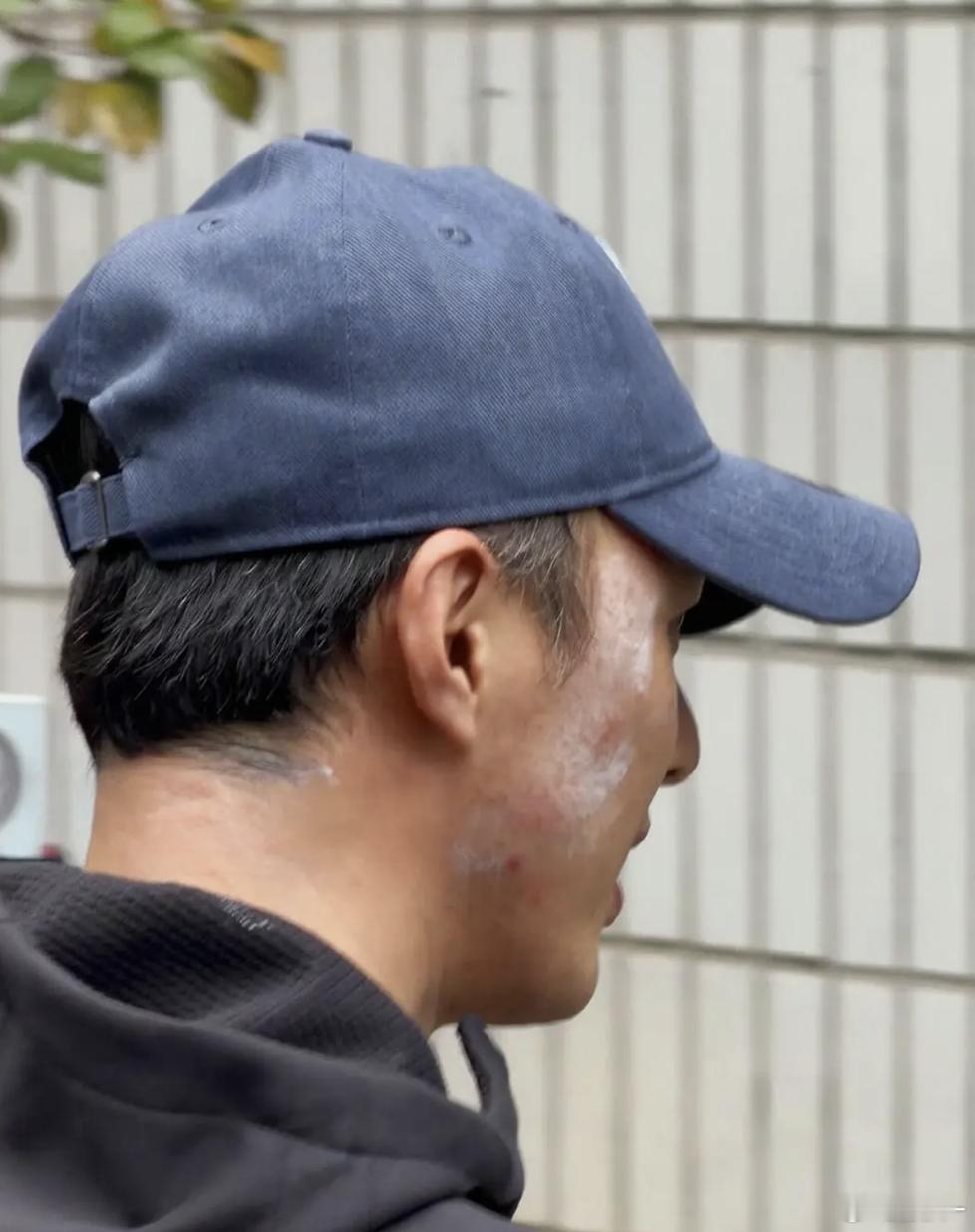 老叔最起码也辉煌过吧？剧组就穷成这样？？？给演员用点好的头套胶水不行吗？ 