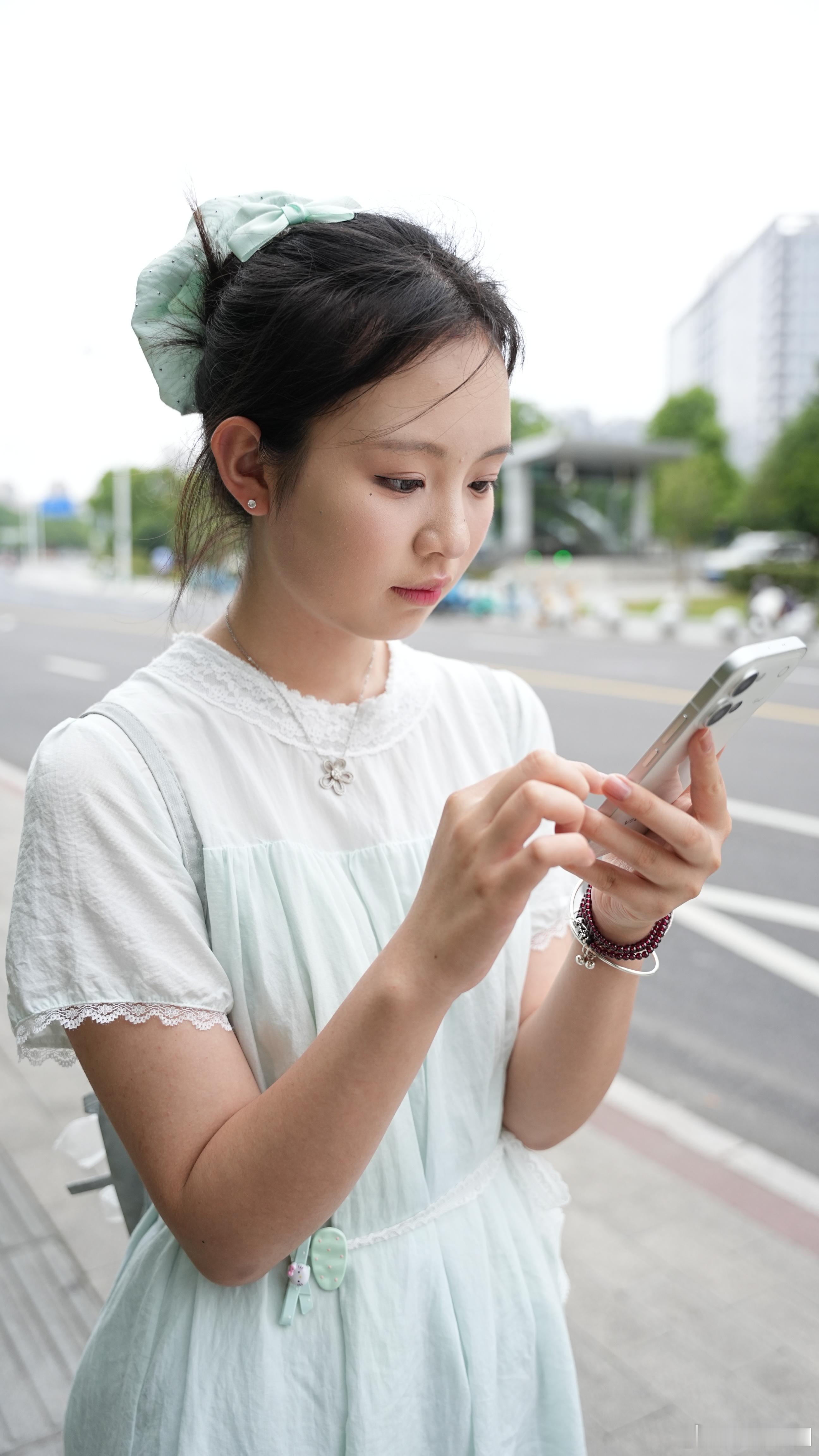 深夜闲聊，阳阳我以前从不觉得自己“老”，但自从昨天拍照遇到07年学妹后，突然就有