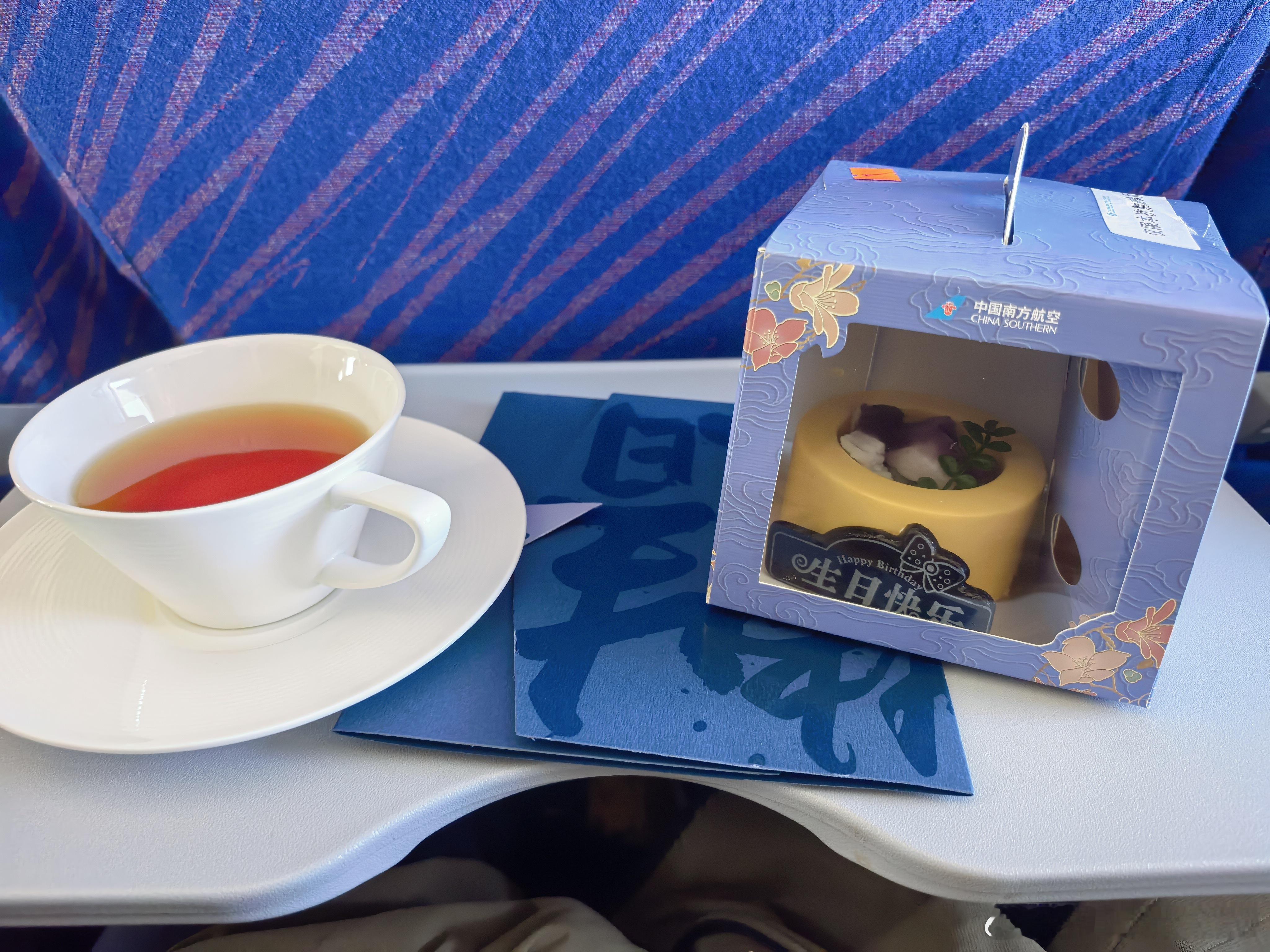 在广州飞往腾冲的万里高空上，感谢南航的生日礼物，粤港澳大湾区的主场航司的南航，一