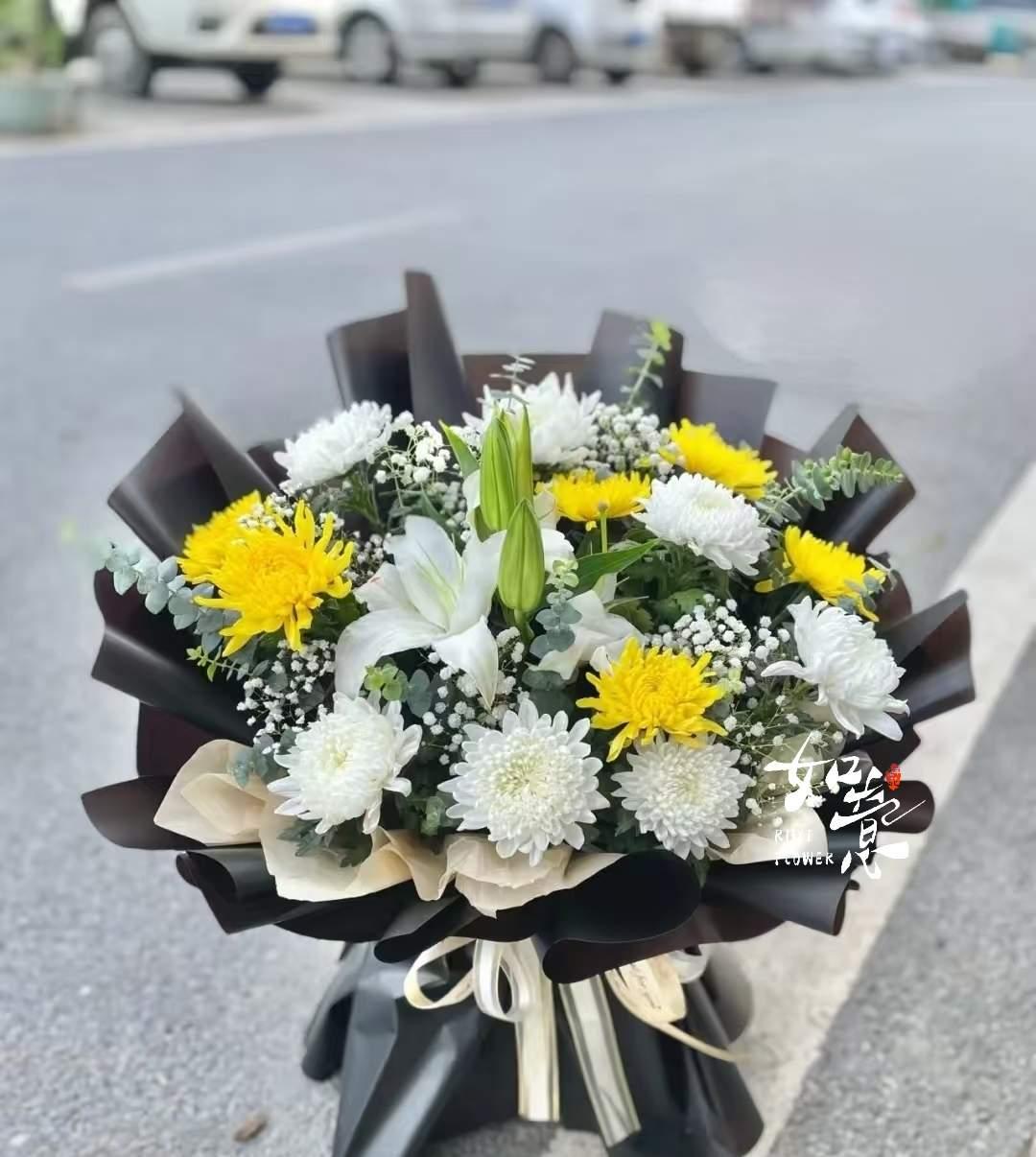 今天去殡仪馆吊唁朋友的父亲。

朋友的老父亲94岁了,身体一直很好,没有住过医院