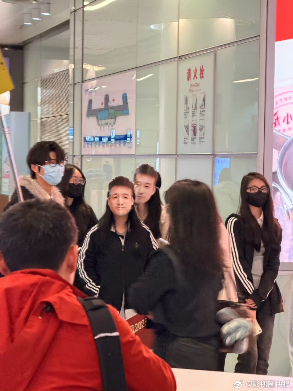 安崎粉丝扮演浪姐制片人接安崎以为浪姐制片人接机安崎 安崎出场排面拉满！粉丝cos