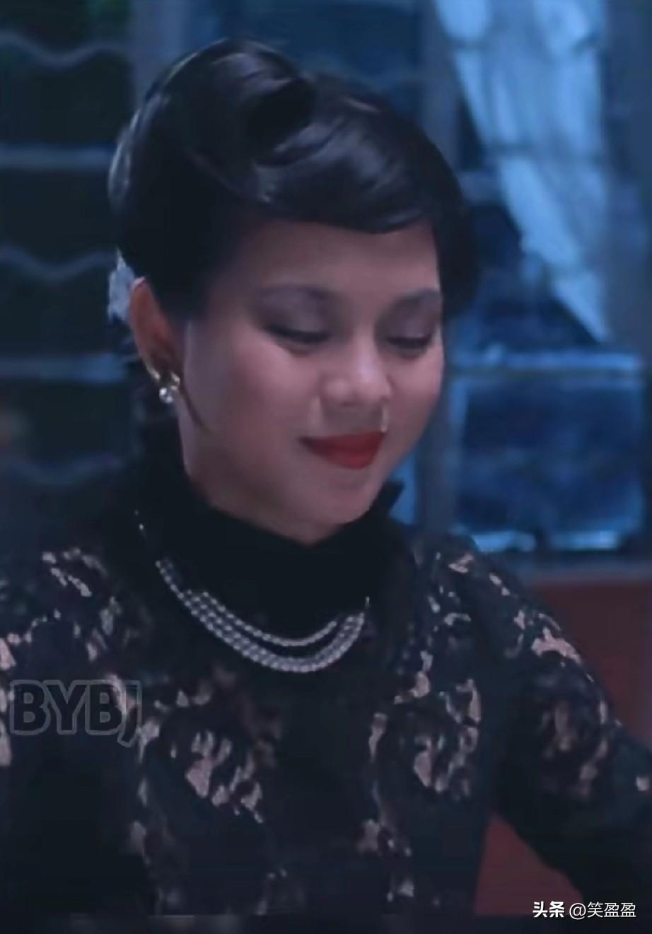 她是香港“全裸第一人”， 是电影金像奖奖杯的原型，20岁获“港姐双冠王”，因《四