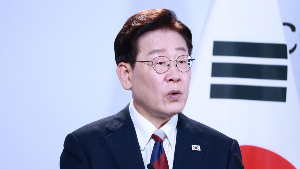 韩国总统李在明公开对乌克兰总统泽连斯基公开“朝鲜战俘移交”表示不满。

两名朝鲜