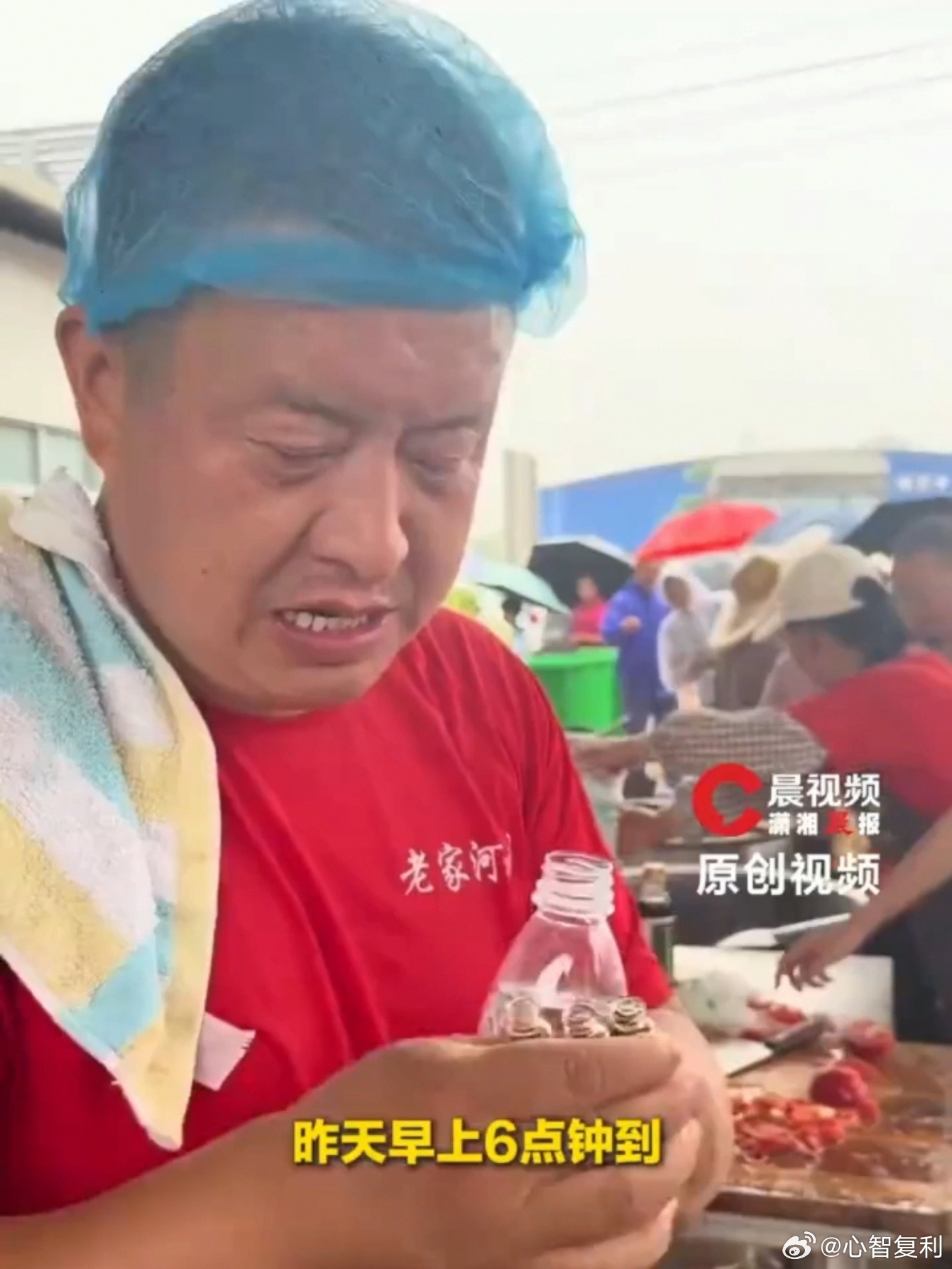 跨越1600公里的烩面小摊没有煽情配乐，没有摆拍滤镜。就是一个普通河南汉子，开着