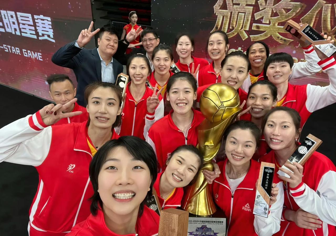 [玫瑰]有球迷给出了中国女排最强阵容组合，就看巴黎奥运能否实现：
主攻：朱婷+李