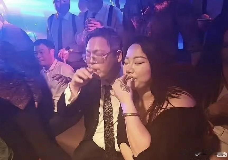 向太这次是彻底寒心、不留情面了！5月8日直播公开放狠话：不认二儿子向佑的女友，就