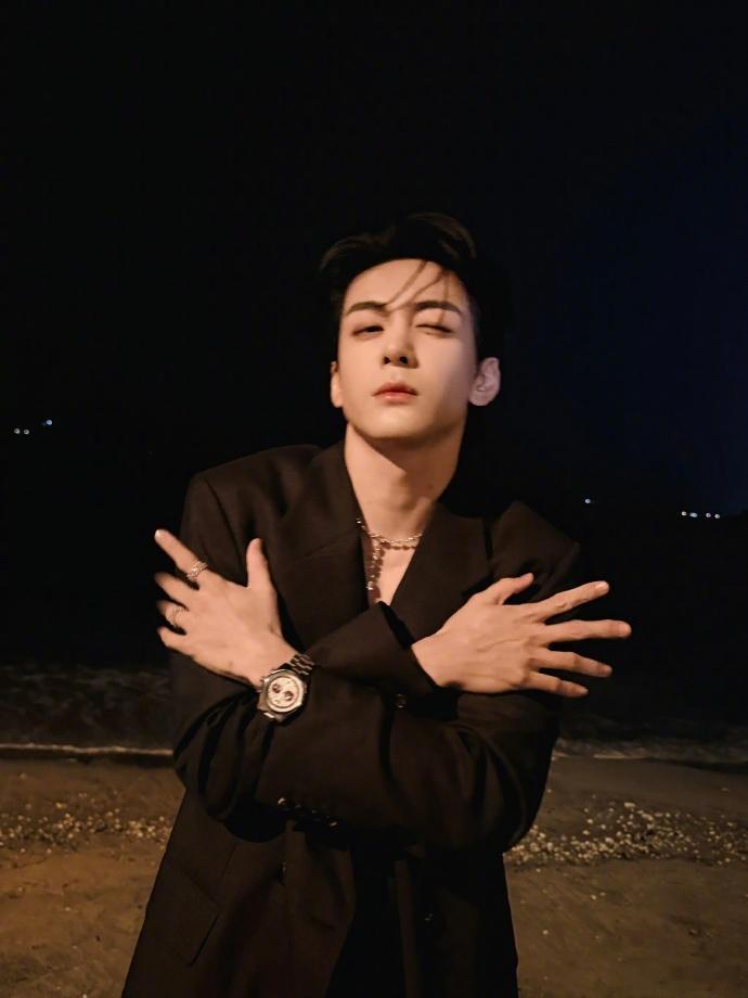 曾舜晞 这是谁家的网文男主 曾舜晞出发机场的路透晒的也太超过了， 这是谁家的网文