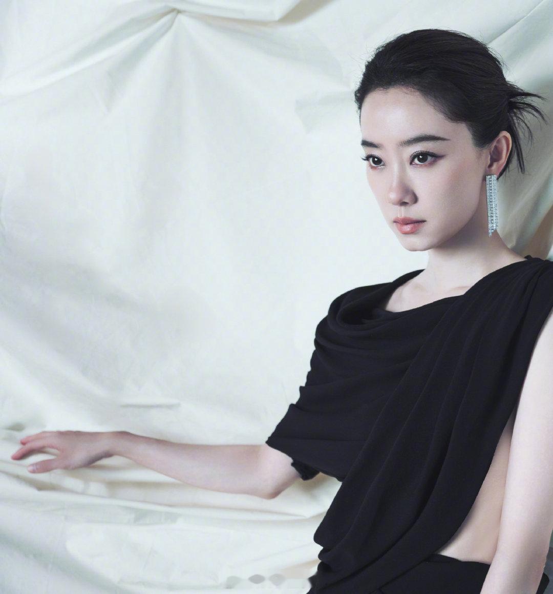 张小斐 清冷木质调 张小斐一身简约黑裙，自带清冷氛围感，不艳不烈，却自带沉静气场