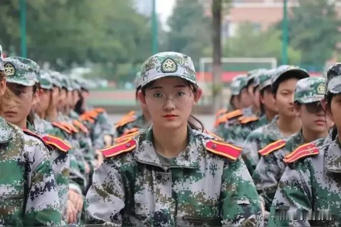 今天早上我坐车去县城民政局办事，车上面有学生，有家长，车刚开一会儿，就有家长发牢