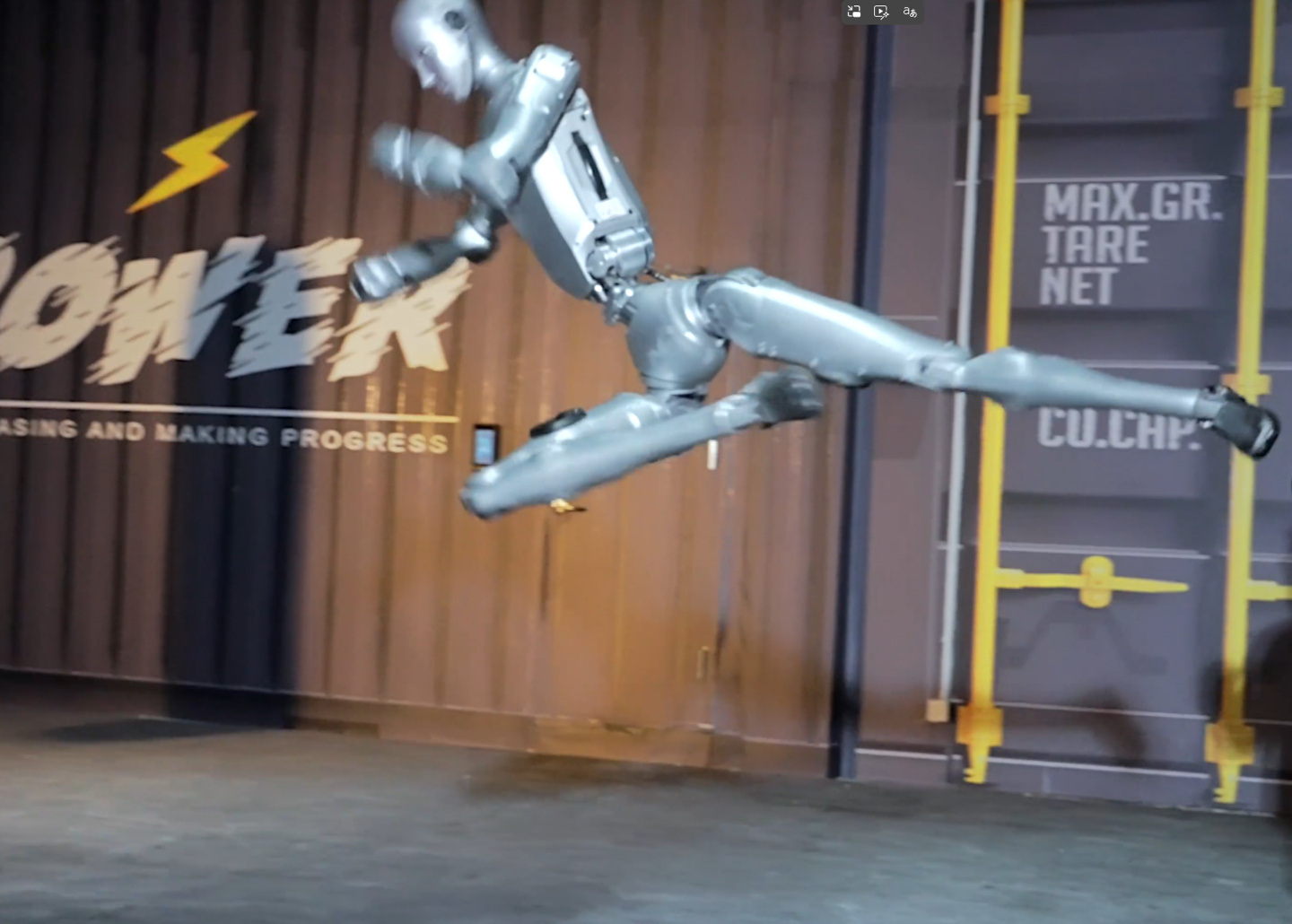 宇树 H2 人形机器人的最新训练视频确实让人眼前一亮：1.8 米高、70 公斤重