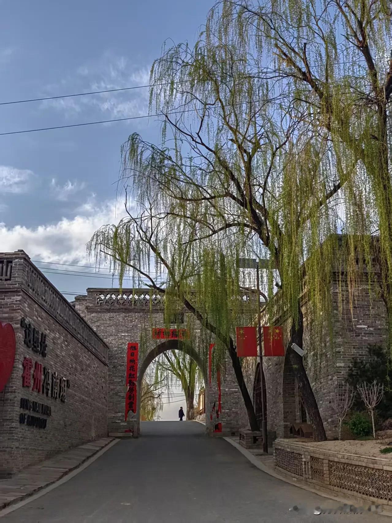 走进霍州（三）。

冯南垣村印象（二）。

进了村子，村头的民居院落地势平坦，道