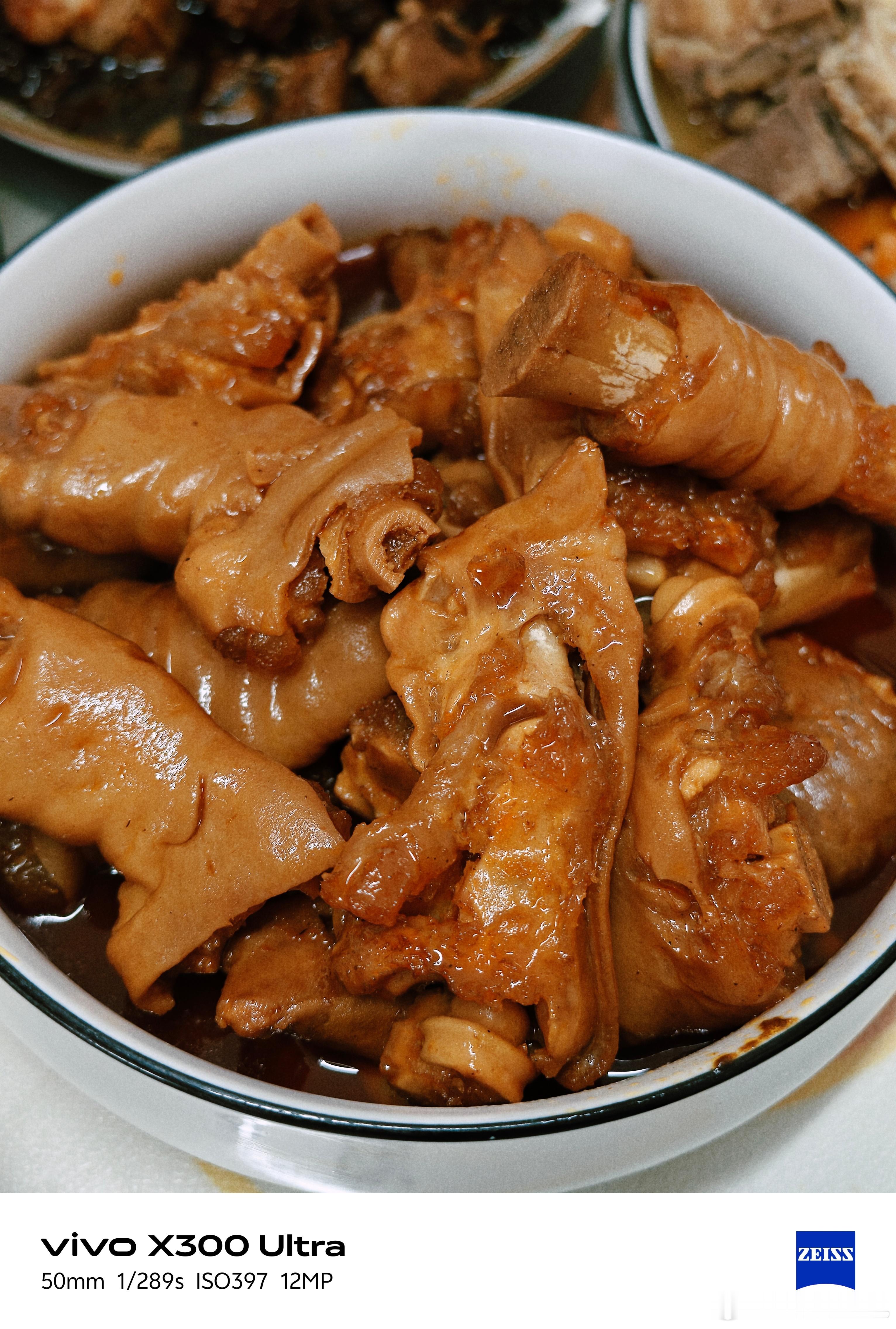 秀山羊蹄一吸就掉有一丢丢辣，味道不错我妈自己做的梅菜扣肉肥肉相间很扎实今天中午吃