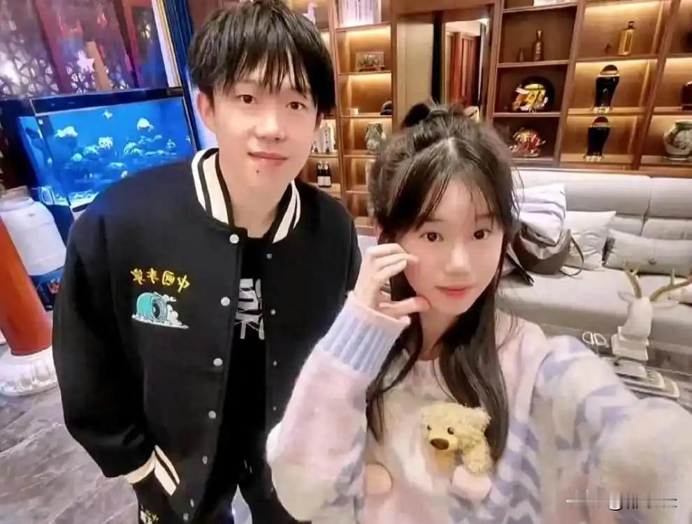 我刷到这个消息，第一反应不是甜，是想叹气。
你看互联网上那些“哥哥”“老婆”喊得