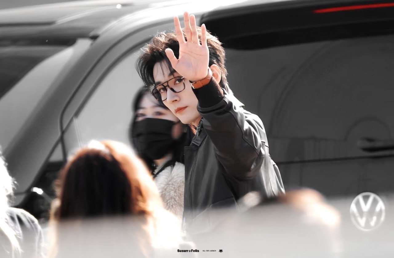 刘学义 以为内娱帅哥上新了棕色皮衣+蓝衬衫+金丝眼镜，刘学义这套米兰造型帅的过分