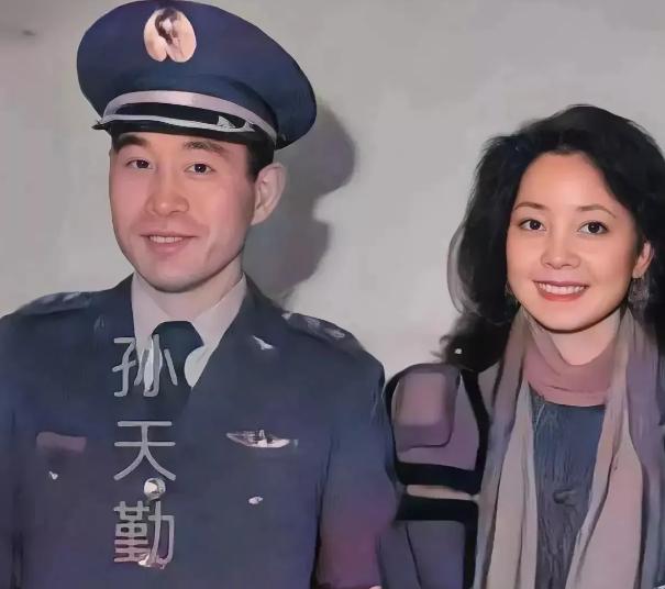 1983年，驾机叛逃的孙天勤和邓丽君的留影。

那张刊登在《中央日报》头版的照片