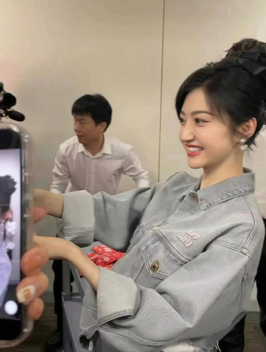 景甜现实中老美了。

原相机拍都白得发光，一直觉着她好看，没想到真人更美。还有刚