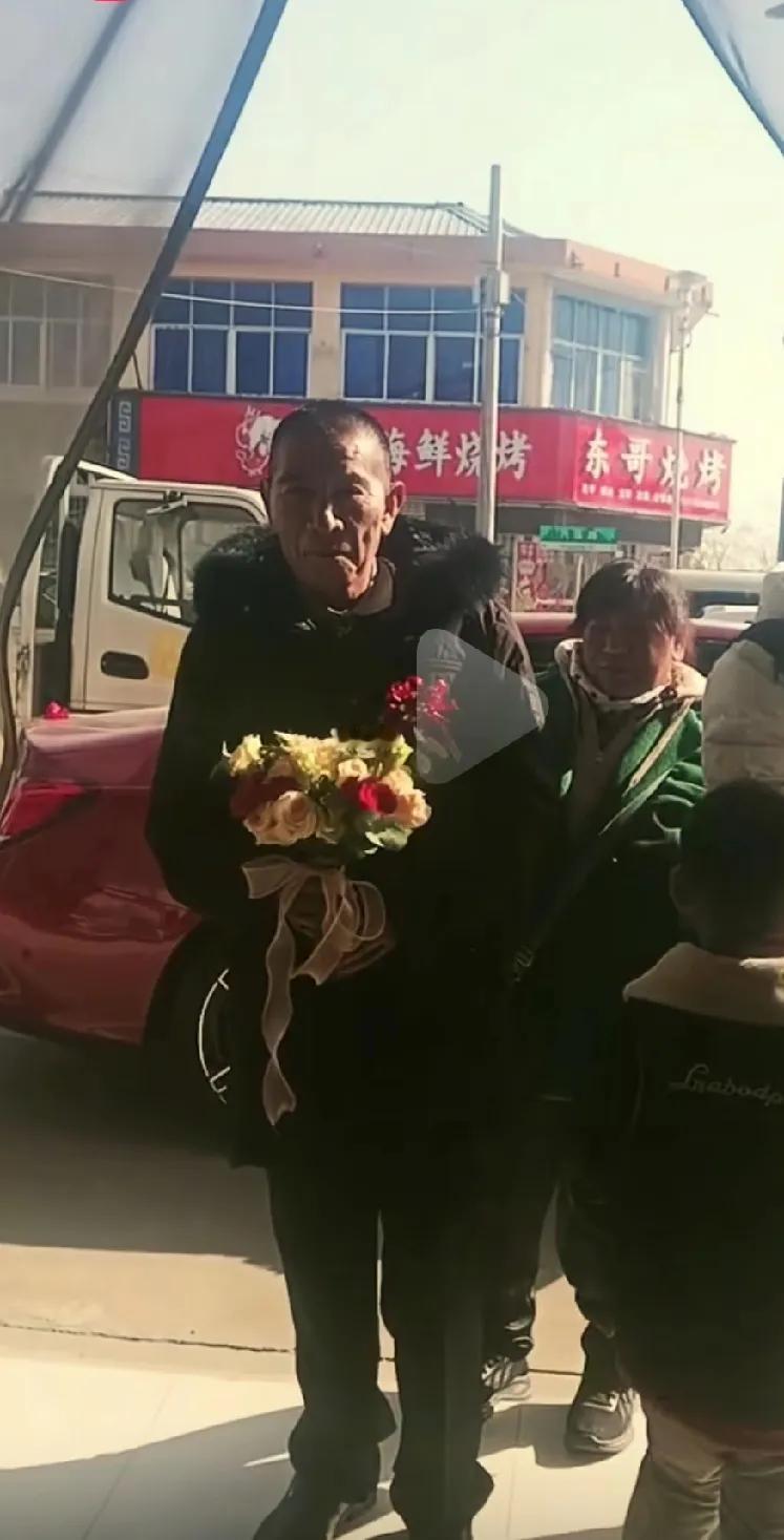 59岁的大叔，花了二万，终于娶上了老婆，手捧鲜花，迎娶自己的新娘。