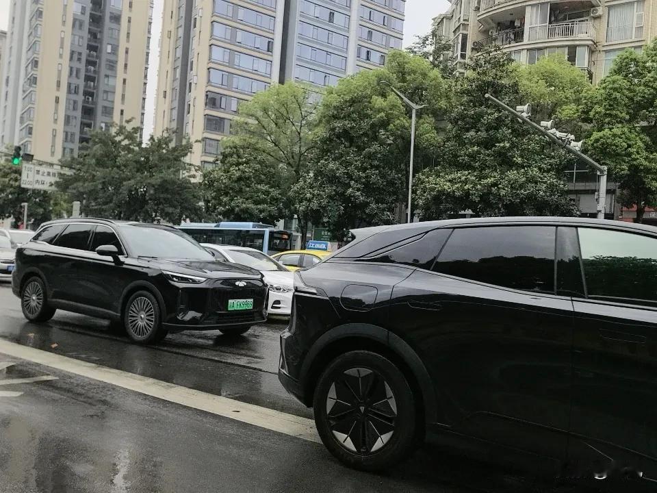 重庆。上班时间8点左右真的堵。许多人说人越来越少了。其实不然。是因为网络时代。上