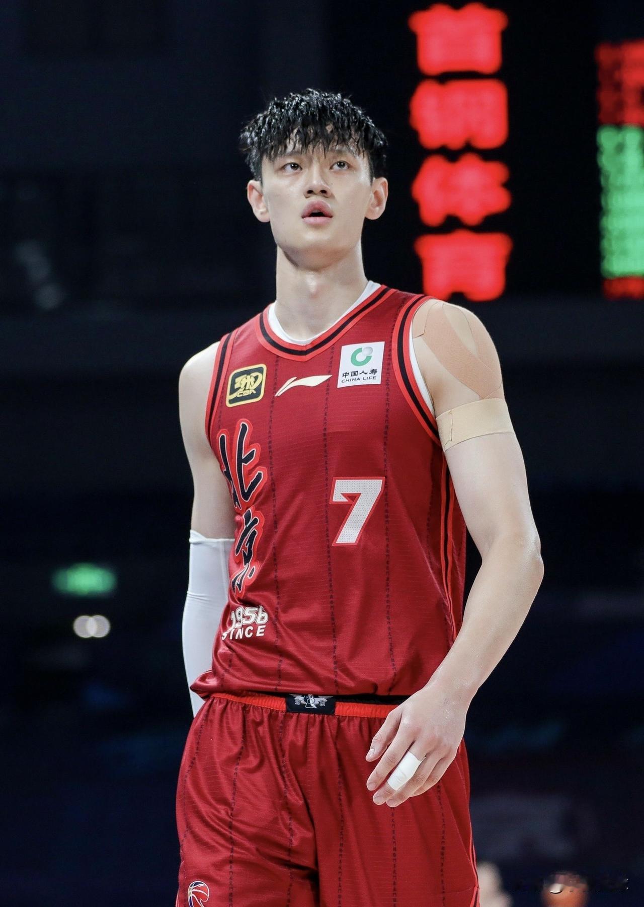 8月4日，NBA篮网传出两大消息。

1、曾凡博正式签约篮网，冲击NBA梦想
曾