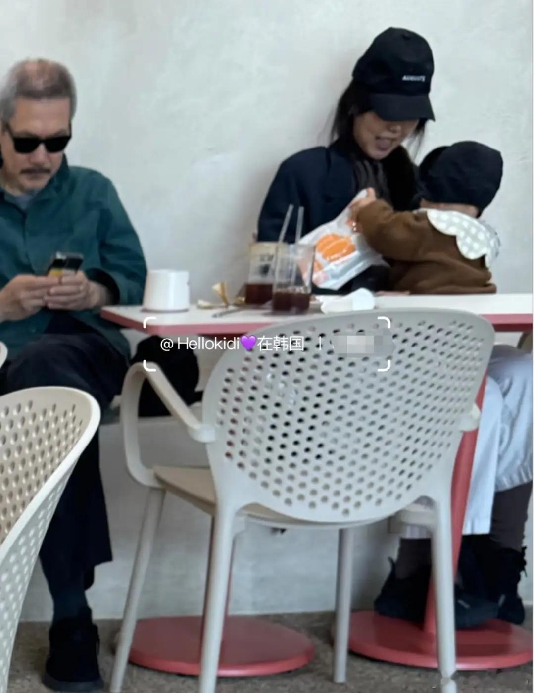 金敏喜带1岁儿子外出，65岁洪尚秀在旁玩手机，两人婚外情超10年！ 