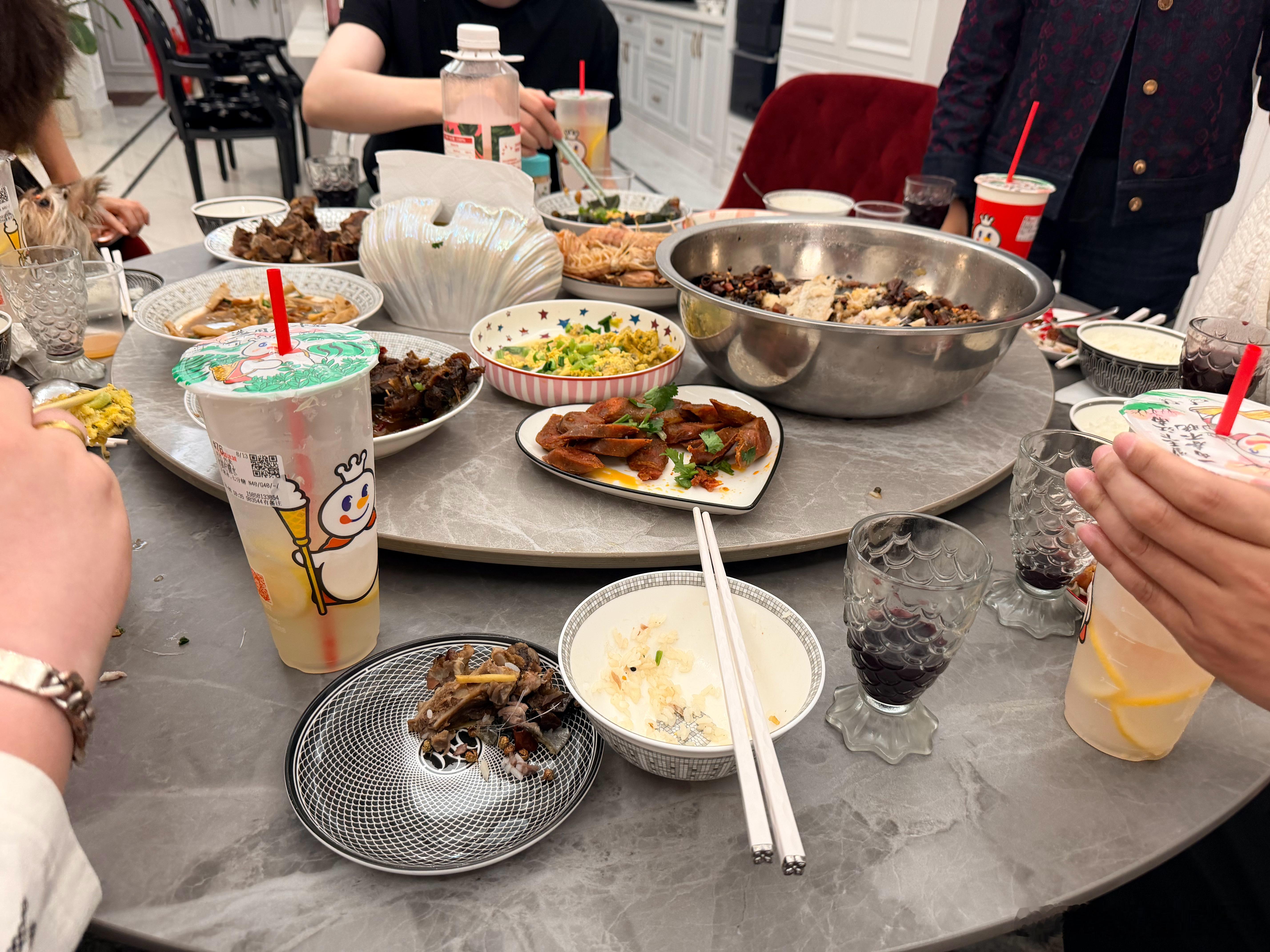 没想到还能接触下资本并购事情，晚上和快手头部主播和品牌方吃饭，躲都躲不掉叫我上来