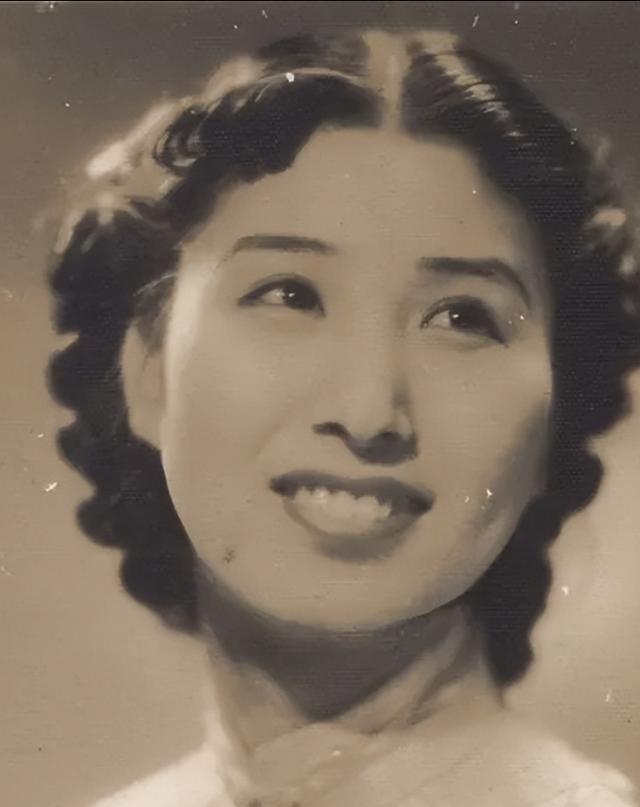 1940年深夜，郑苹如被押到小树林秘密处决，特务看她如此漂亮，实在不忍心下手，突