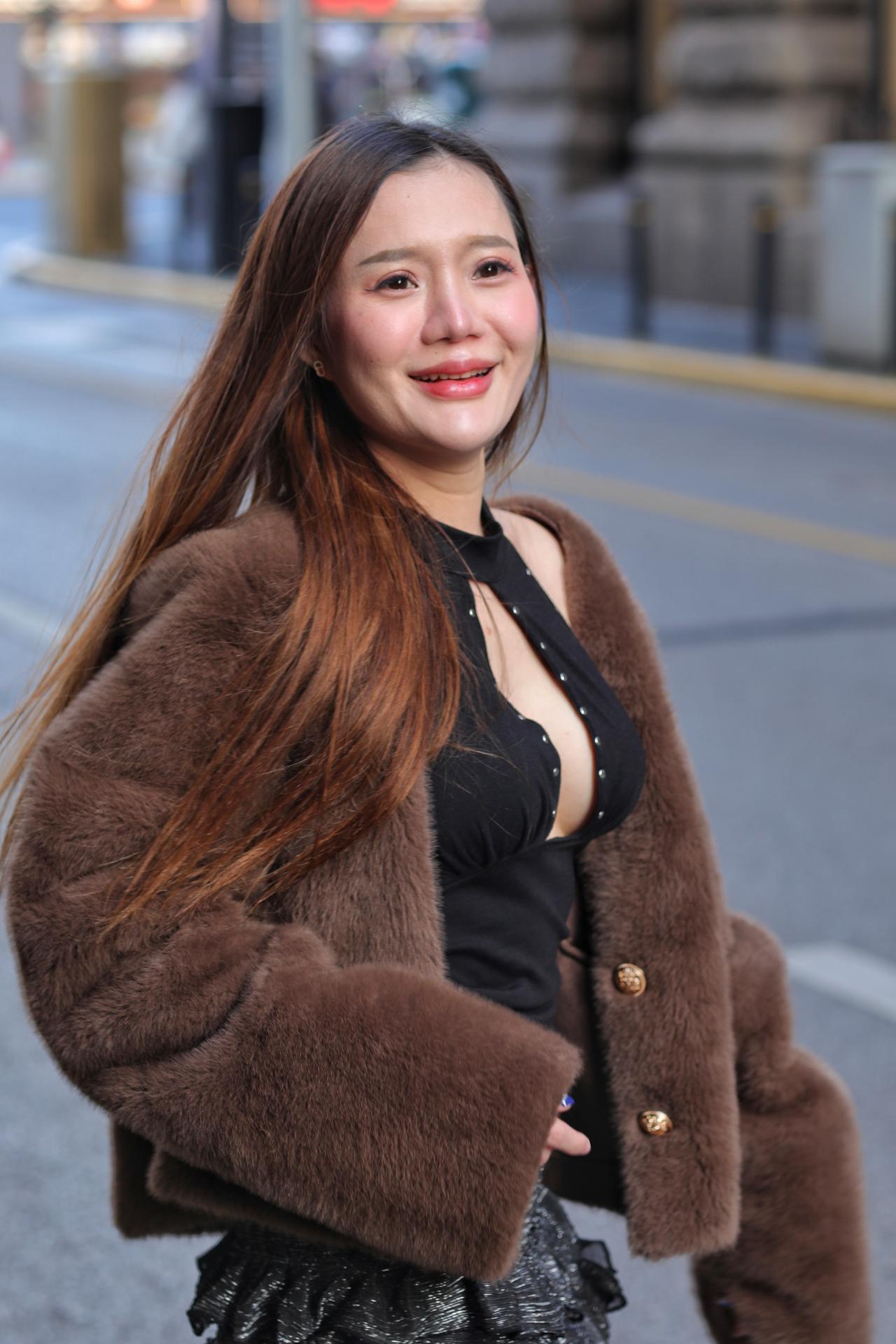 《街角摩登》

都市街头，暖阳为街景镀上温柔滤镜。她倚着复古灯柱，棕调毛绒外套慵