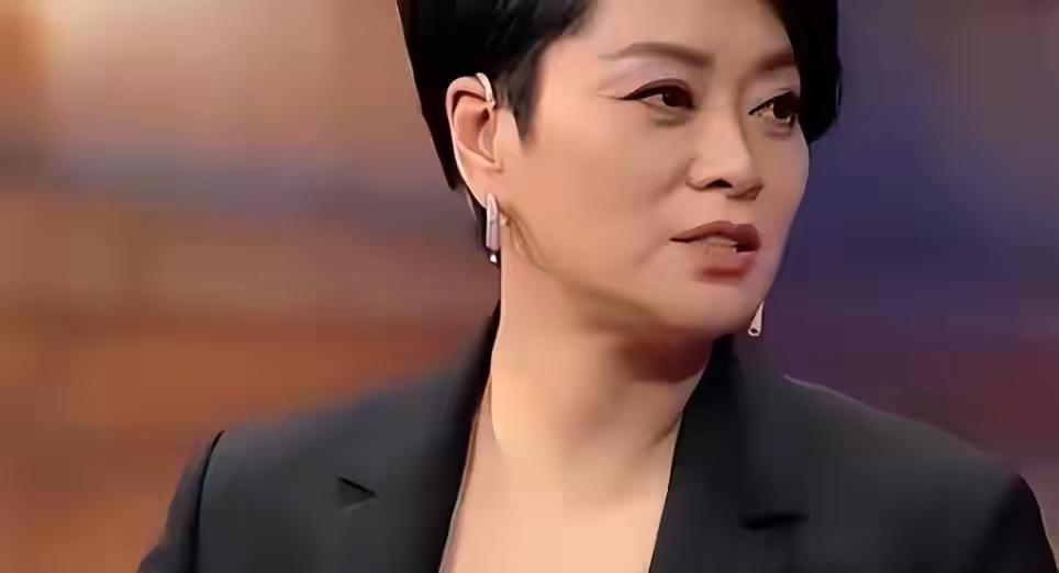 62岁毛阿敏堪称“人间清醒”！曾两遭税务风波、事业重创的她，在丈夫解直锟病逝后，