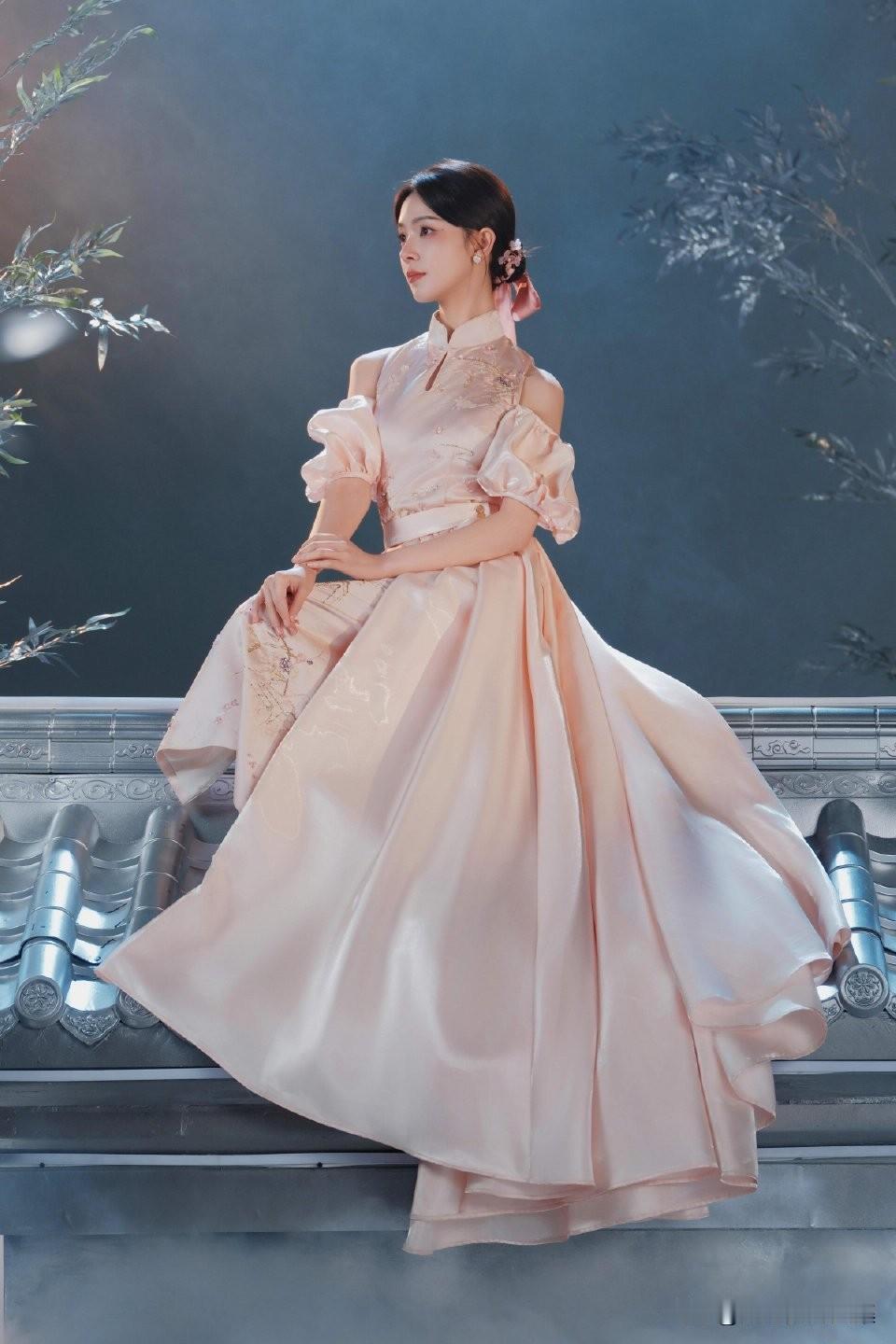 陈瑶在《水龙吟》的影雾秘境大片超绝，她的穿搭也相当有看点。日常她偏爱温柔淑女风，