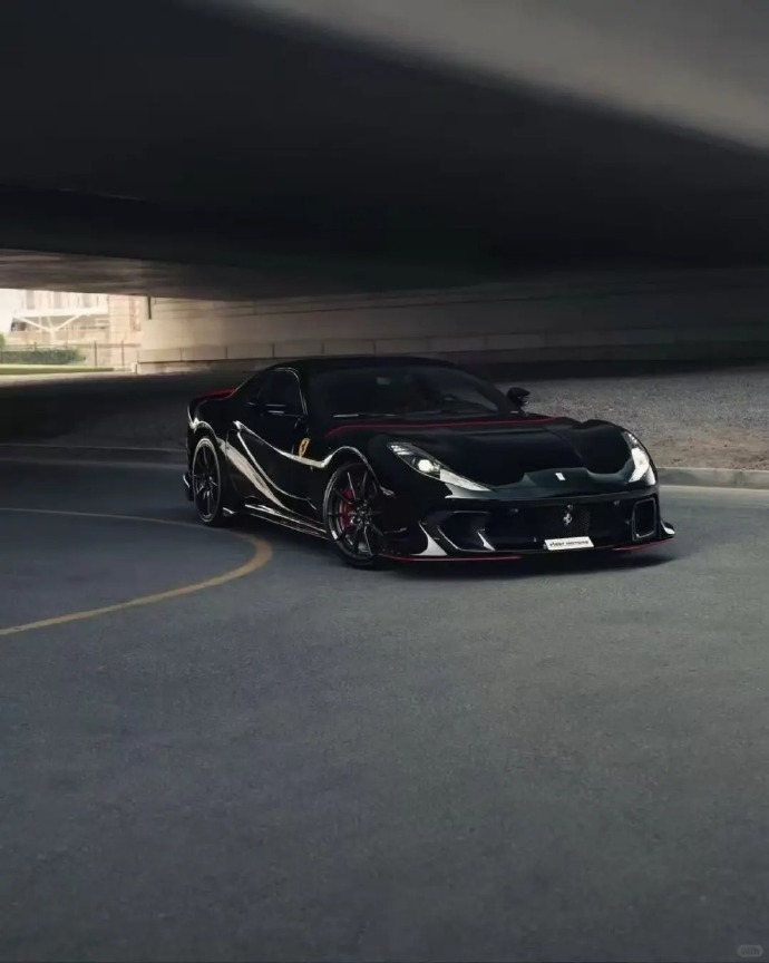 哇塞，看到这法拉利 812 Competizione，是谁的 DNA 已经开始疯