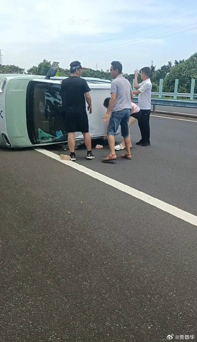刚才看到一条视频，有辆微型电动汽车翻车了，幸好人员没有伤亡。翻车的原因很简单，速