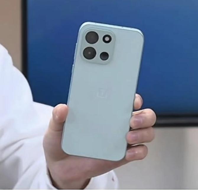 一加Turbo6，骁龙8s Gen4，安兔兔260万，6.8英寸1.5K 165