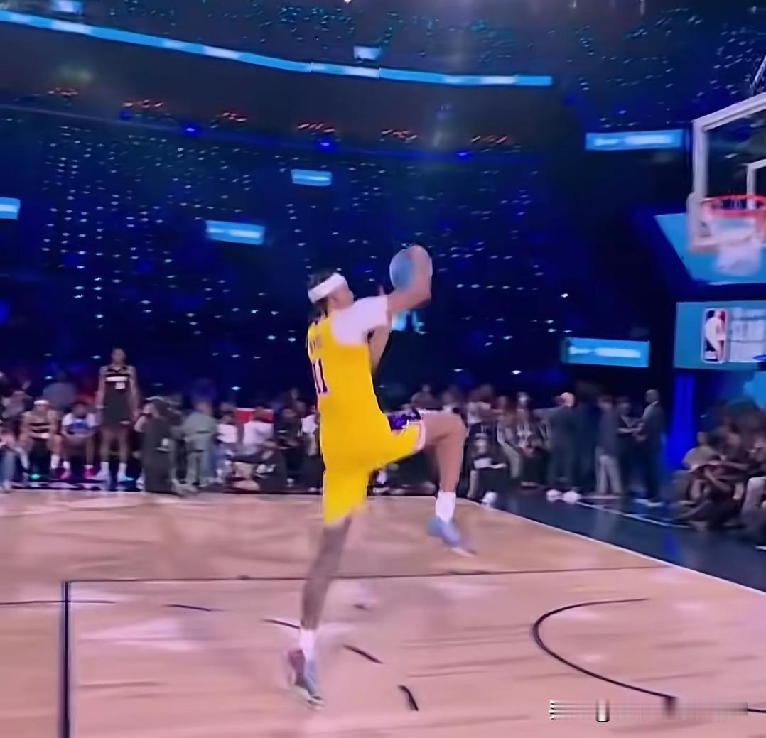 本届扣篮大赛可以说是历史上最没看点的扣篮大赛，一个个都要看到睡着了，把评委都整得