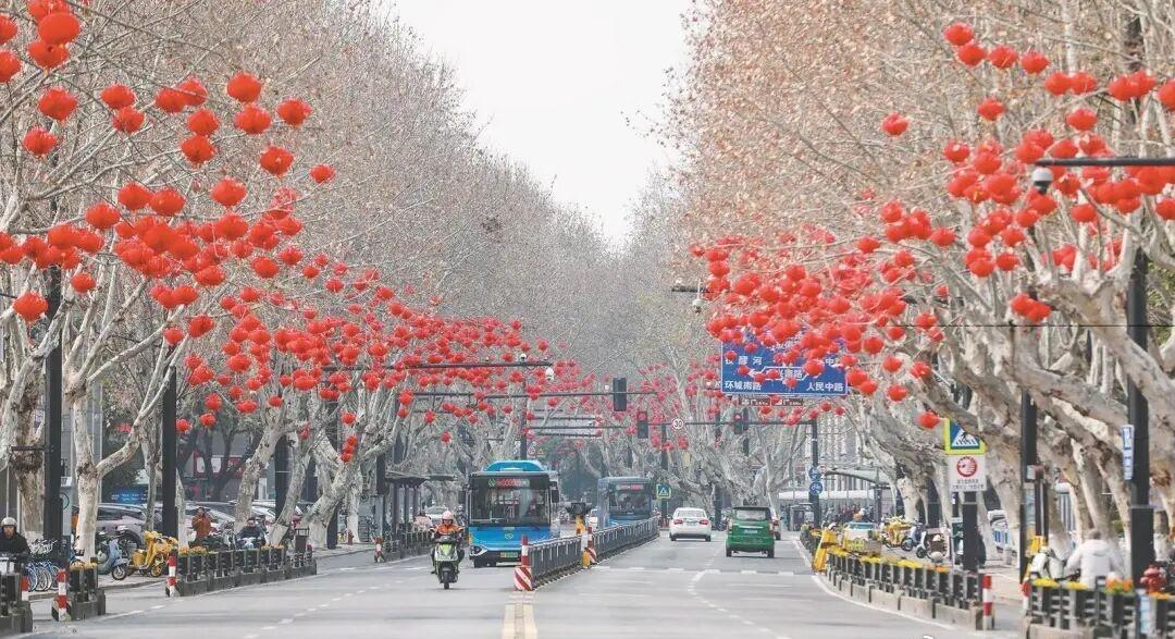​​3万余盏红灯笼高高挂，8处景观小品扮靓街角……这几天，2026年绍兴市越城区