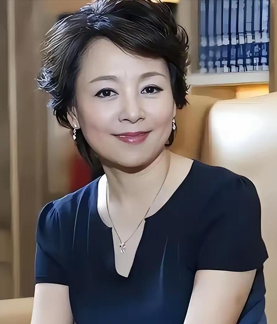 我将以吸睛开头切入，浓缩张瑜的人生起落与晚年抉择，贴合爆款文案口语化、有共鸣的特
