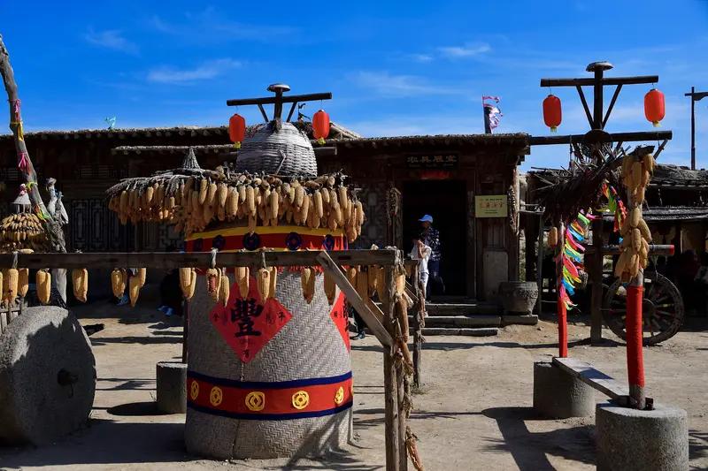 山东威海五谷丰登农家院可真是整出了大动静。几个女子在后厨热舞，还没戴口罩、帽子，