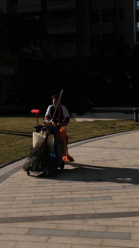 做保洁员一点都不丢人。这份工作和其他职业一样，都是靠自己的双手劳动换取报酬，既不