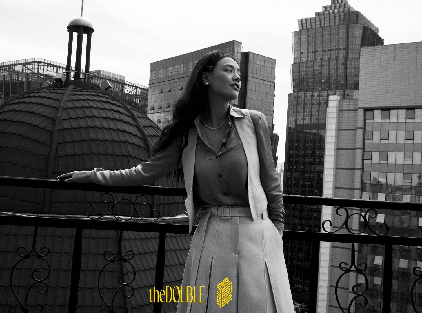 马思纯电影感黑白大片 黑白镜头下，马思纯身着缎面衬衫与利落马甲，于复古场景中演绎